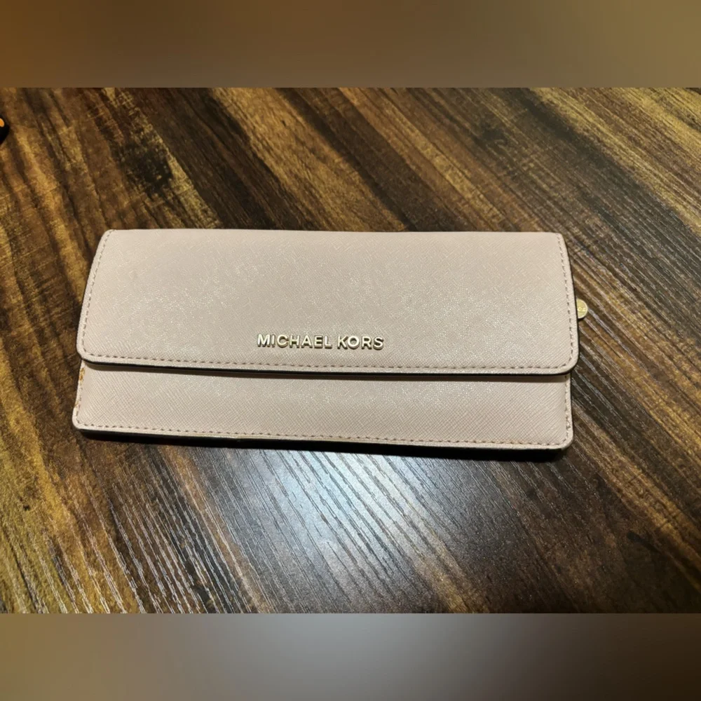 Michael Kors Blush Pink Wallet - Picture 1 of 3